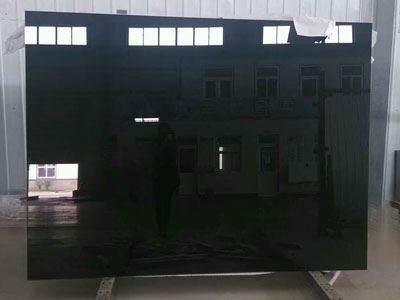 Черное автомобильное стекло